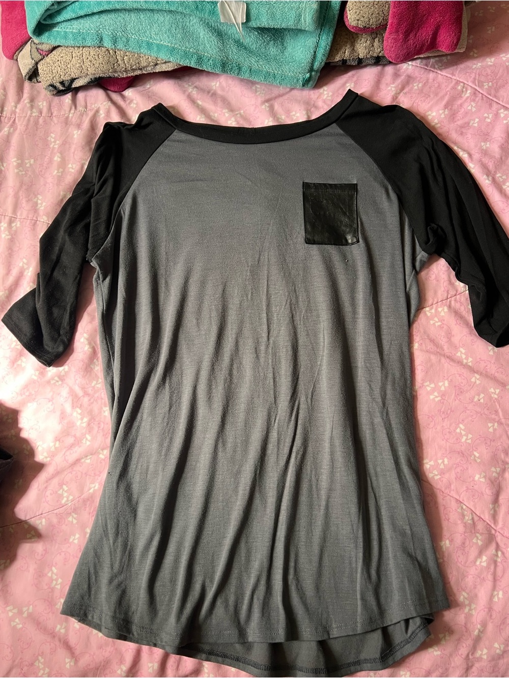 Women’s Gray and Black Raglan Pocket Top